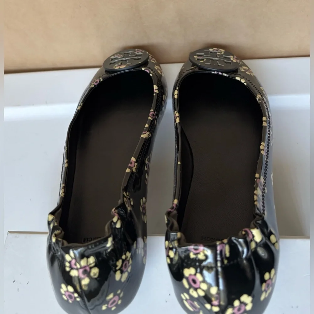 Tory Burch Minnie Travel Flats Dainty Floral Black Patent Leather Size 8.5 NWOB